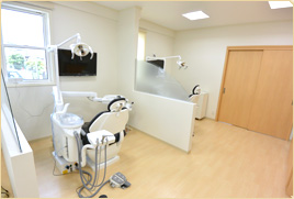 患者様のプライバシーに配慮した半個室診療室